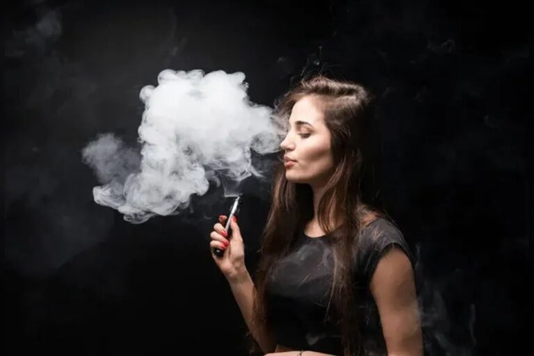 Vaping negli adolescenti, Simri mette in guardia: dipendenza da nicotina mascherata