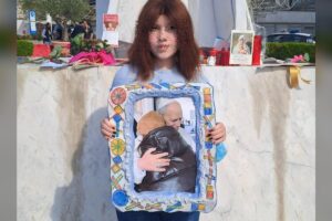 Varvara, 13 anni, gioia per le dimissioni di Papa Leone XIV dal Gemelli: «Voglio ricambiare l’abbraccio»