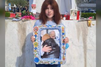 Varvara, 13 anni, gioia per le dimissioni di Papa Leone XIV dal Gemelli: «Voglio ricambiare l’abbraccio»