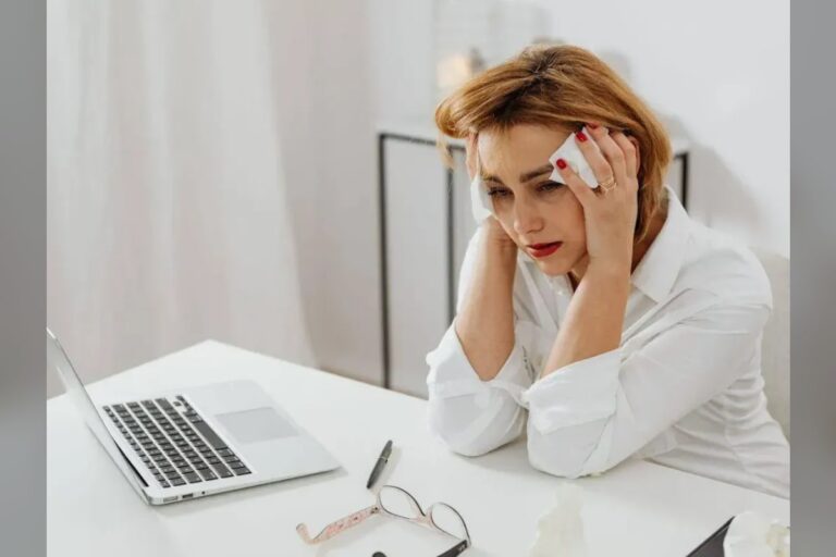 Tumore al seno, vampate colpiscono oltre 7 donne su 10: esperti indicano elinzanetant come terapia orale