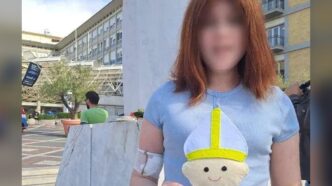 Varvara, 13 anni, dona a Papa Leone XIV un Papa di pannolenci: “Lo proteggerà dalla malattia”