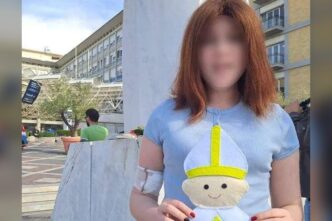 Varvara, 13 anni, dona a Papa Leone XIV un Papa di pannolenci: “Lo proteggerà dalla malattia”