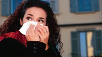 Long cold, perché tosse e congestione possono durare settimane: il parere di Pregliasco