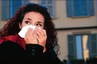 Long cold, perché tosse e congestione possono durare settimane: il parere di Pregliasco